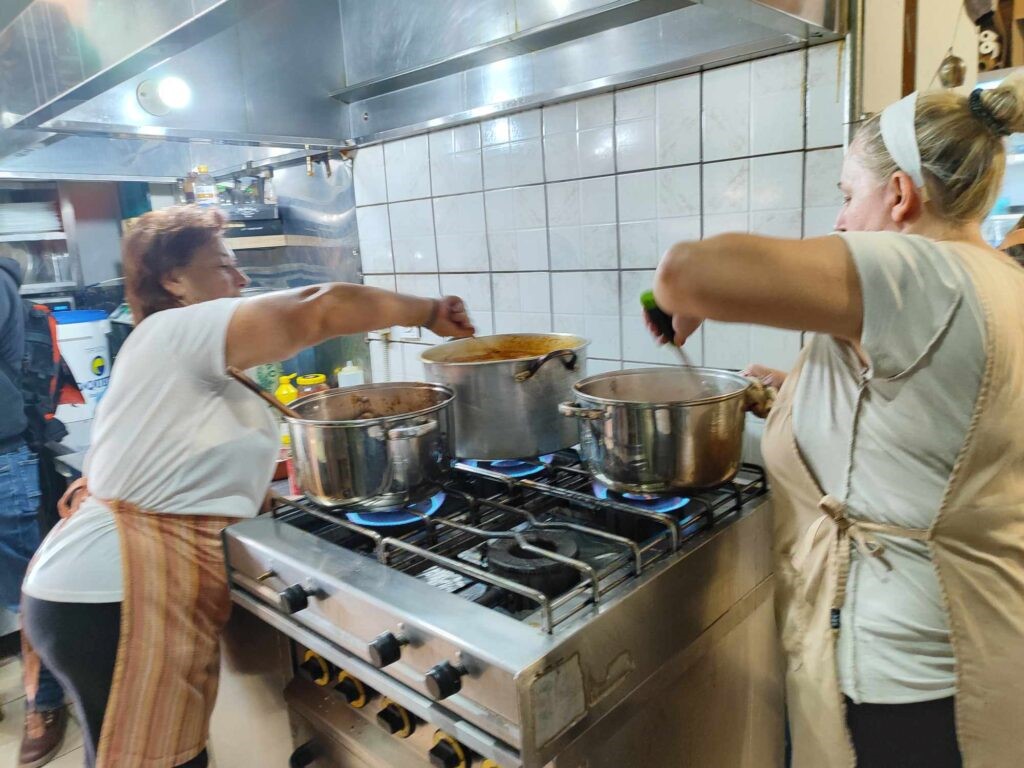 Εθελοντές ετοιμάζουν φαγητό για τους πλημμυροπαθείς