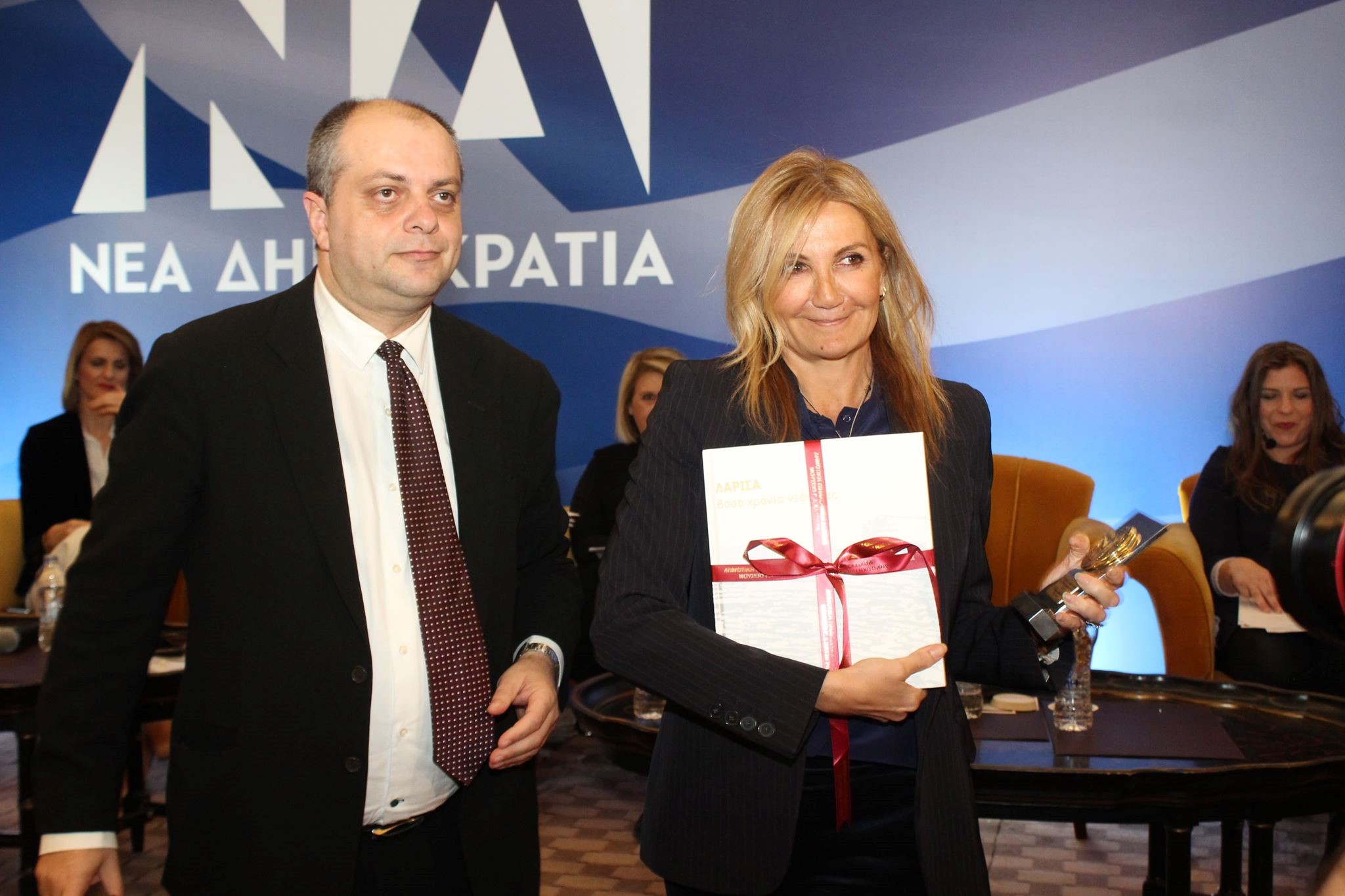Κοσμοσυρροή για Μαρέβα και βουλευτίνες