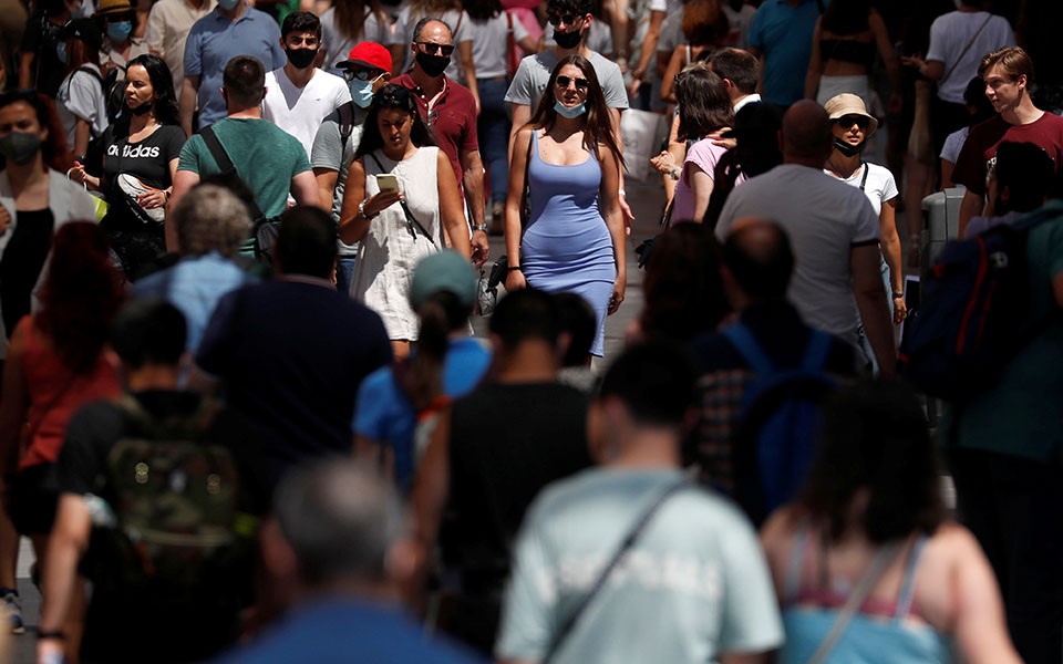 "Οδηγοί" της νέας έξαρσης στα κρούσματα οι 20άρηδες