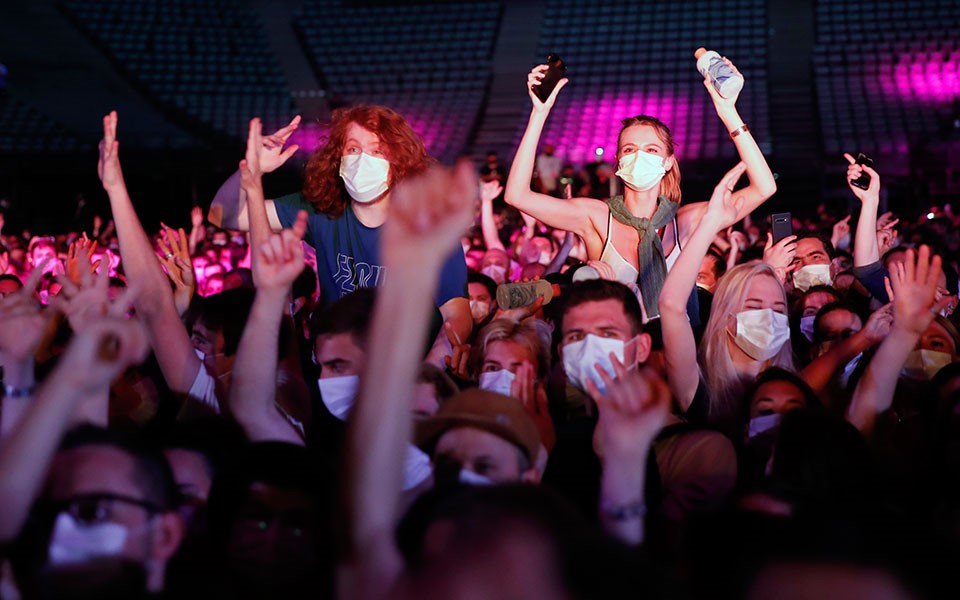 Ένας μπορεί να κολλήσει 100 σε κορωνοπάρτι