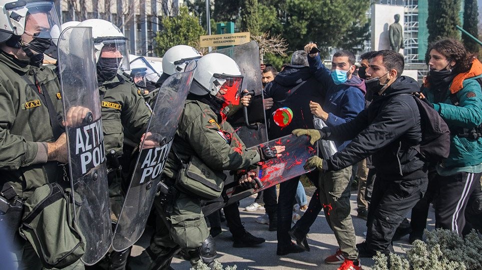 Έφοδος της αστυνομίας στο ΑΠΘ που τελεί υπό κατάληψη