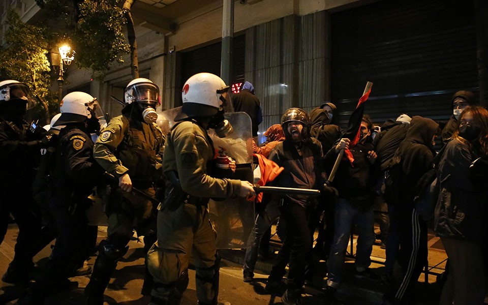 Επεισόδια σε πορεία για τον θάνατο του 20χρονου στο Πέραμα