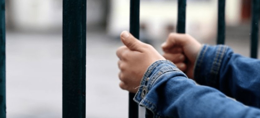 16χρονος πιάστηκε με χασίς σε προαύλιο σχολείου