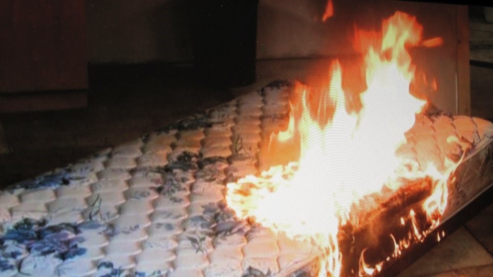 Πήρε φωτιά το στρώμα της από άγνωστη αιτία ενώ κοιμόταν