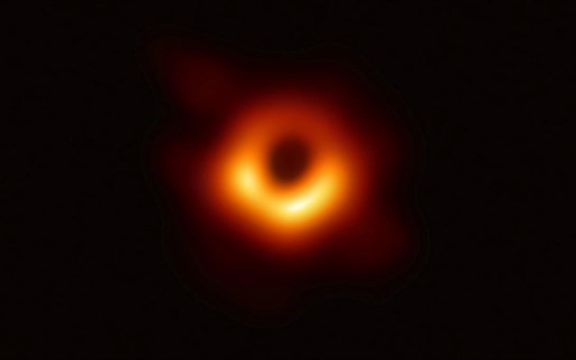 «Φωτογράφισαν» μαύρη τρύπα με μέγεθος όσο η Γη