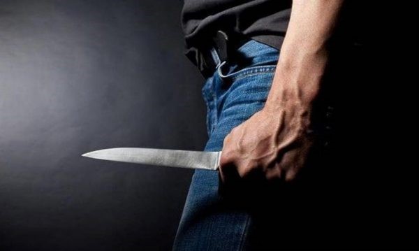 Ζήλευε την 35χρονη σύζυγό του και απείλησε 46χρονο με μαχαίρι