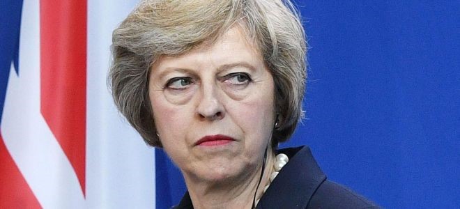 Επιβίωσε η Μέι με 200 ψήφους