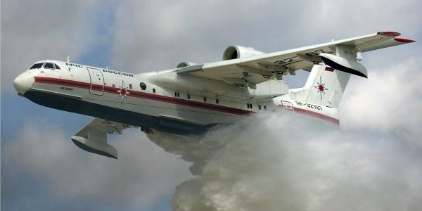 Εντυπωσιακή ρίψη νερού από το ρωσικό Beriev-200 (video)