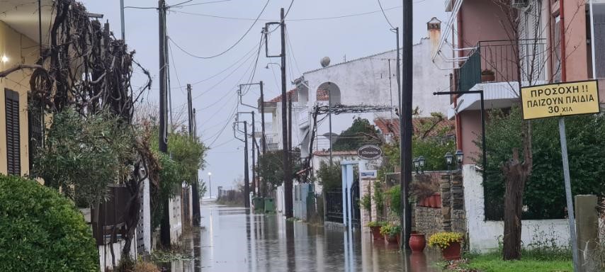 Πλημμύρισαν σπίτια σε Μεσάγγαλα και Κόκκινο Νερό 