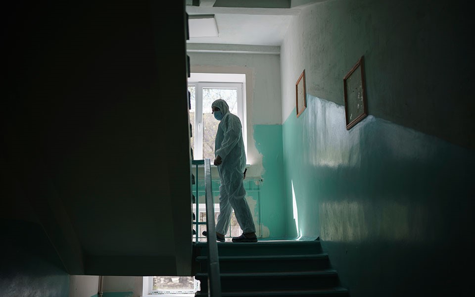 808 νέα κρούσματα, 24 θάνατοι, 392 διασωληνωμένοι