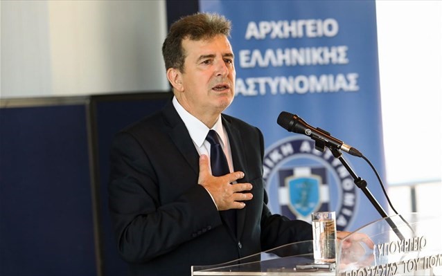 Χιλιάδες αστυνομικοί στους δρόμους επιτηρούν τα μέτρα