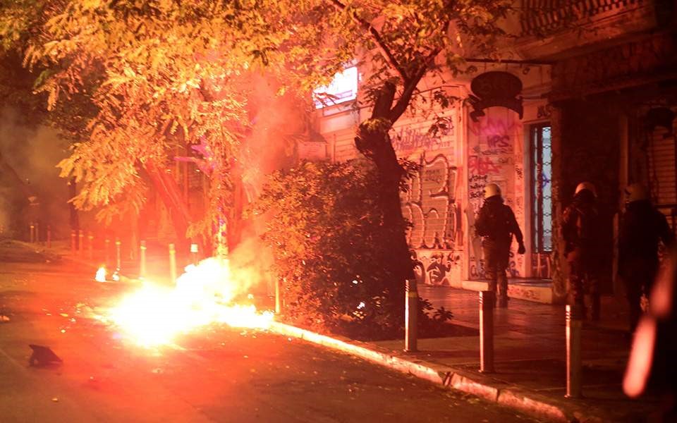 Επιθέσεις κατά αστυνομίας σε Αθήνα - Θεσσαλονίκη