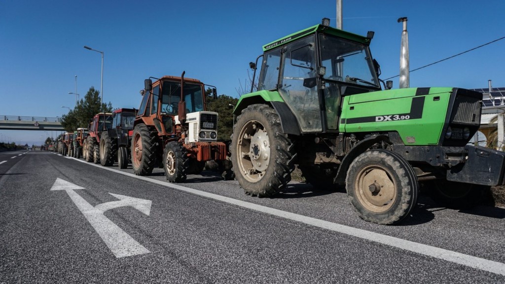 Oι αγρότες αποσύρουν τα τρακτέρ