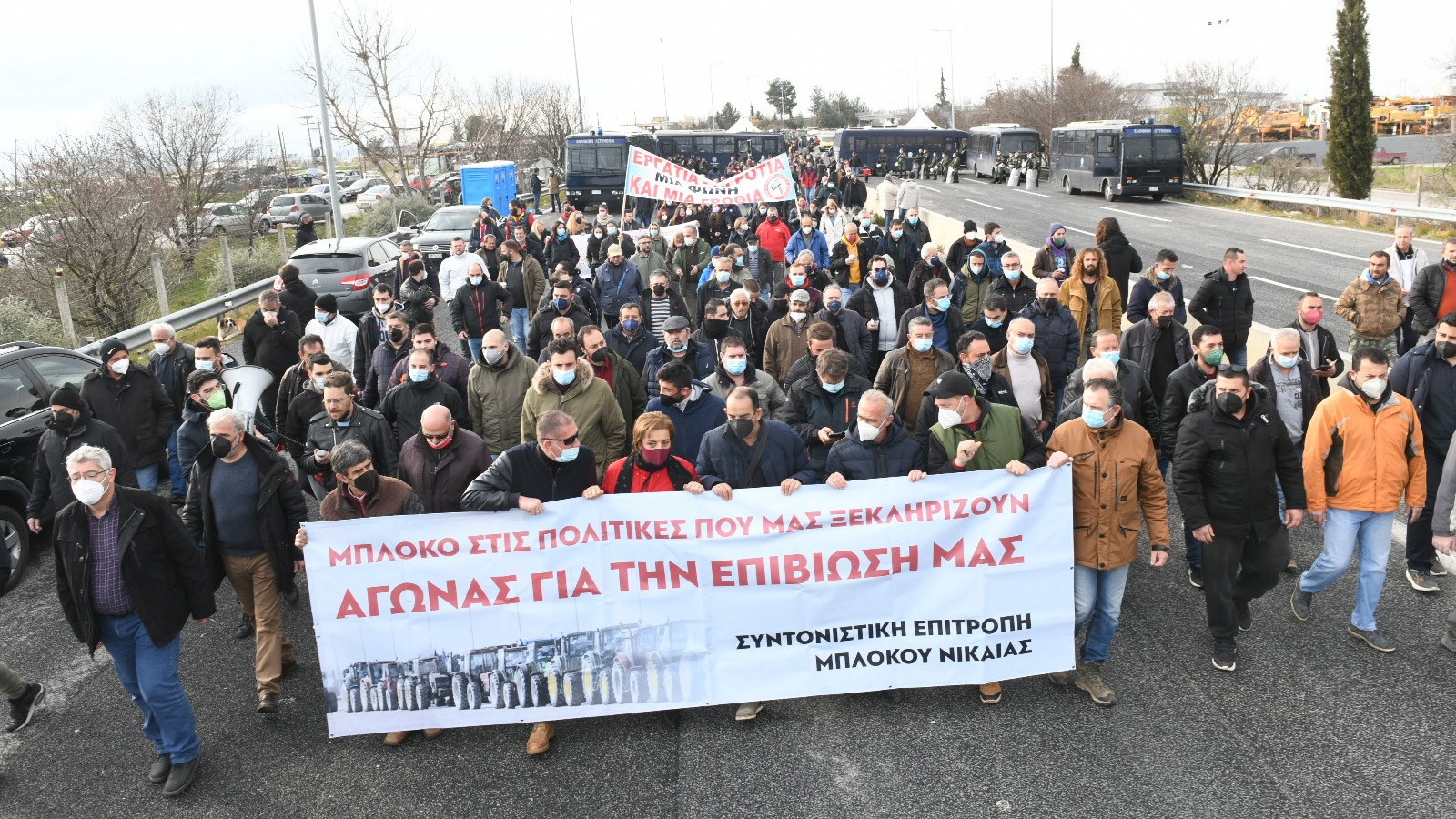 Κλιμακώνουν οι αγρότες του μπλόκου της Νίκαιας