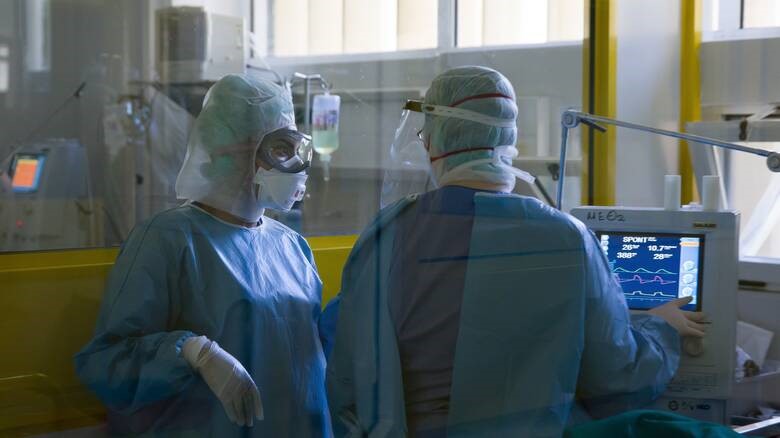 Aρνητικό ρεκόρ με 460 νέα κρούσματα