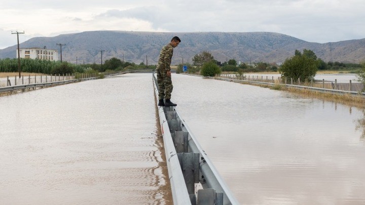 Με ελικόπτερα οι διασώσεις εγκλωβισμένων κατοίκων