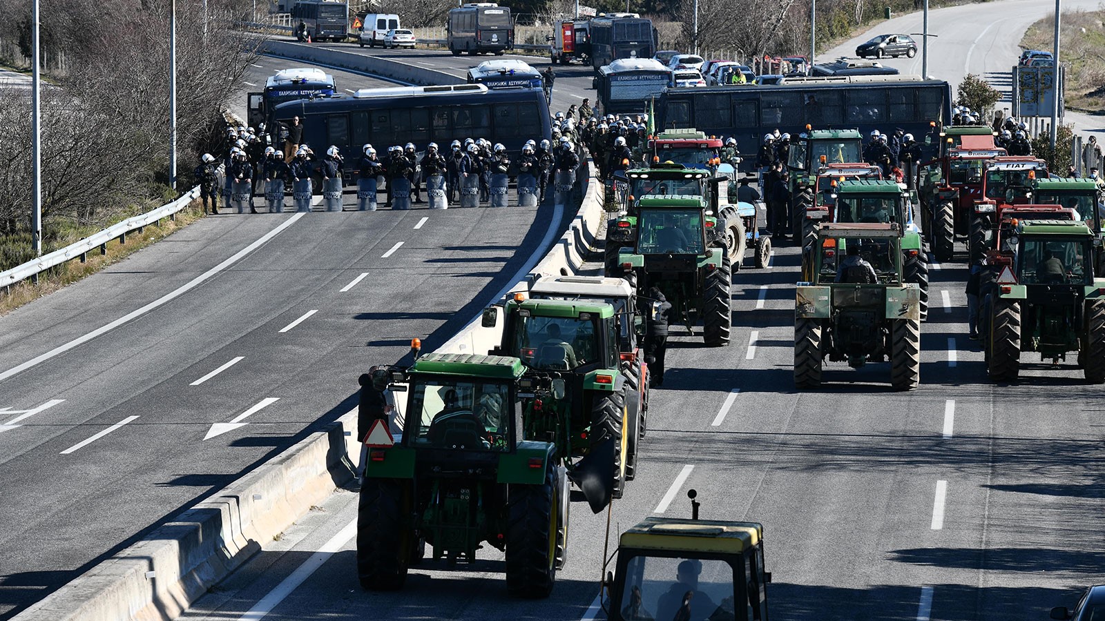 Απορρίπτουν τα μέτρα στήριξης και παραμένουν στα μπλόκα
