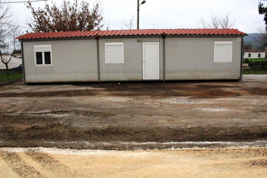 Εφτασαν οι πρώτοι οικίσκοι για τους σεισμοπαθείς