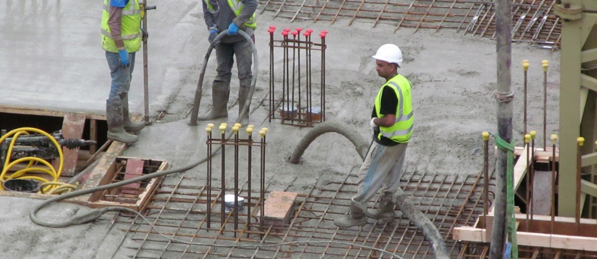 "Γκρίζα σύννεφα" πάνω από την οικοδομή