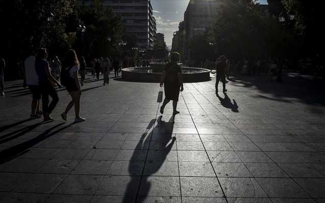 Επτά στους δέκα «νιώθουν» ύφεση