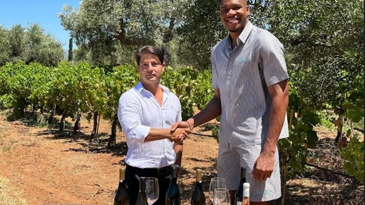 Συνεργασία με την οικογένεια Αντετοκούνμπο