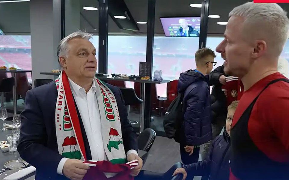 Το κασκόλ που προκάλεσε την οργή της Ουκρανίας