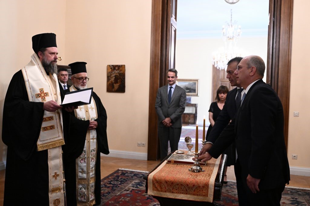 Ορκίστηκαν Οικονόμου και Βρούτσης