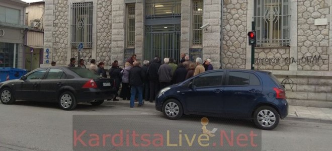 «Εορταστικές» ουρές για τις συντάξεις