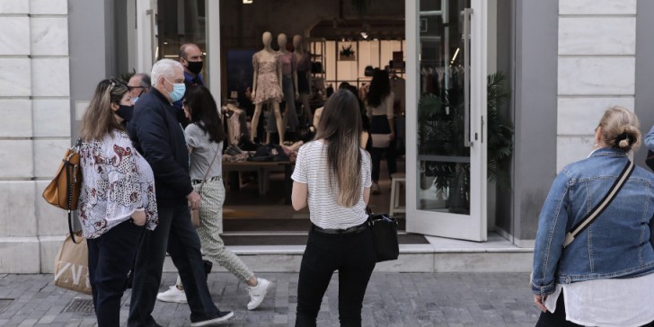 Ξεχύθηκαν στην αγορά παρά το τσουχτερό κρύο