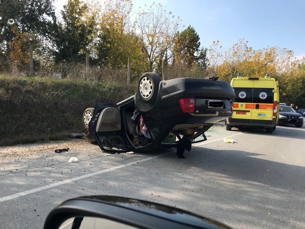 Ανατράπηκε αυτοκίνητο στη Νεάπολη Λάρισας 