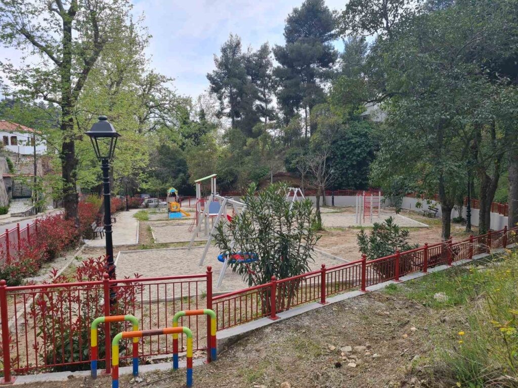 Παραδόθηκαν πέντε νέες παιδικές χαρές