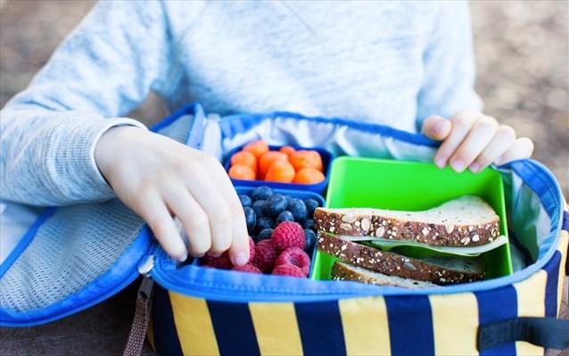 Επανεκκινεί το πρόγραμμα «Σχολικά Γεύματα»