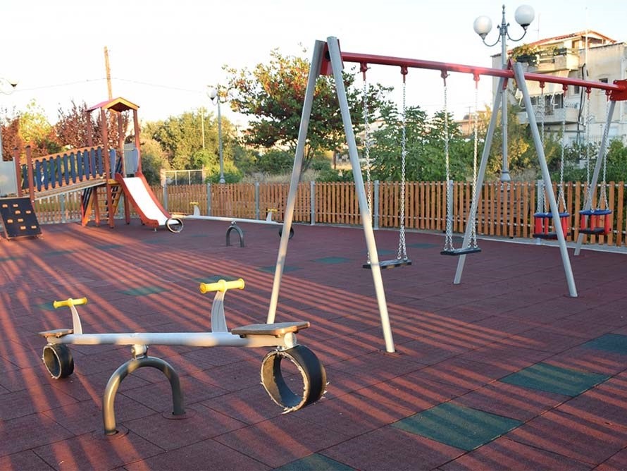 Εξοπλίζονται με σύγχρονα όργανα 18 παιδικές χαρές