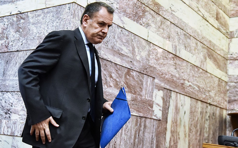 "Ελβετικό τυρί" τα επιτελεία