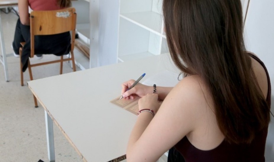 Με SMS στο κινητό οι βαθμολογίες και οι σχολές επιτυχίας