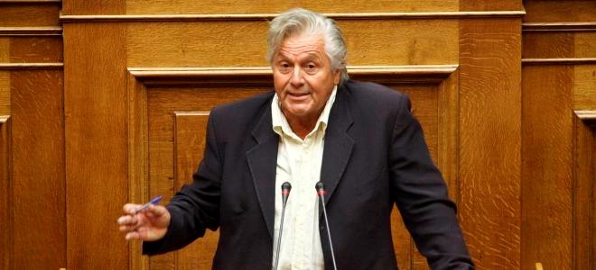 Aνέβαλε την παραίτησή του ο Παπαχριστόπουλος