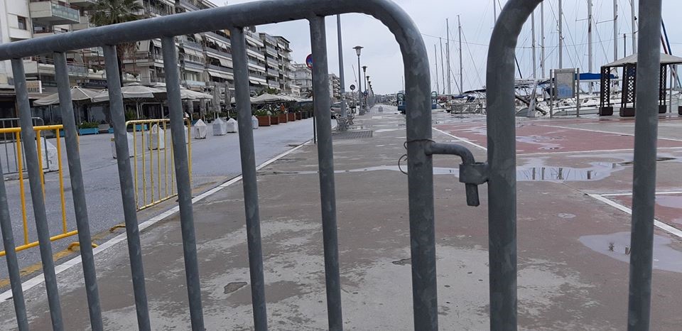 Απομακρύνθηκαν τα κάγκελα από την παραλία