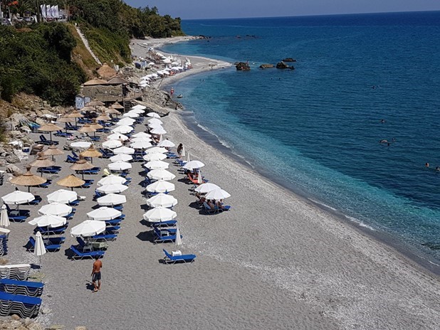 Κύμα συλλήψεων για ξαπλώστρες στα παράλια της Λάρισας