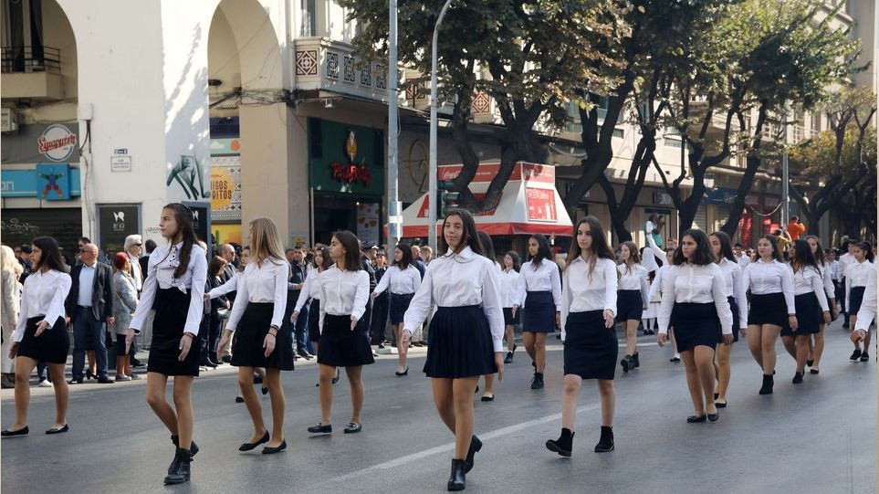 Οι παρελάσεις εντείνουν την ανησυχία για τα κρούσματα