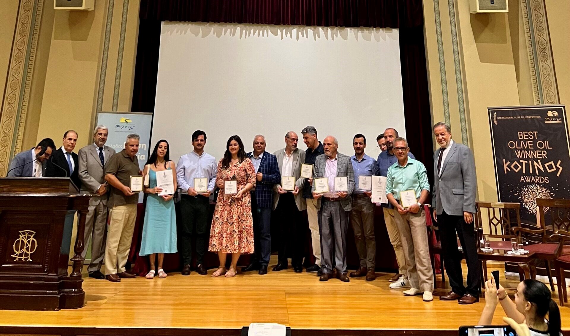 Χρυσές βραβεύσεις για το παρθένο ελαιόλαδο "The Rector"