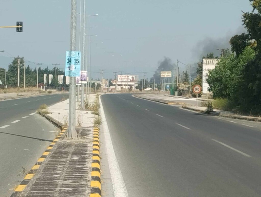 Υπό έλεγχο η μεγάλη φωτιά στον κόμβο Πλατυκάμπου στην ΠΑΘΕ
