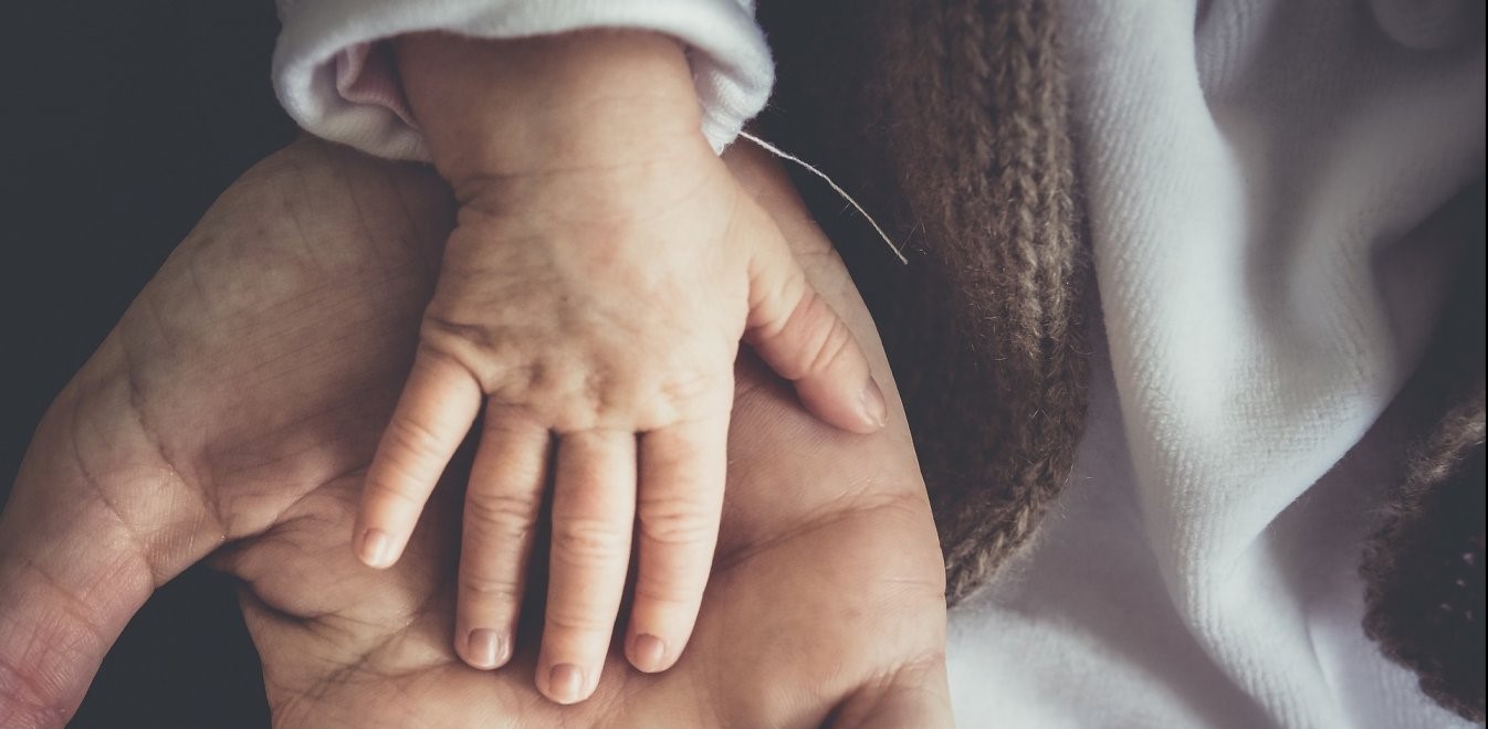 Κατέληξε ο 2χρονος που είχε πέσει σε βαρέλι