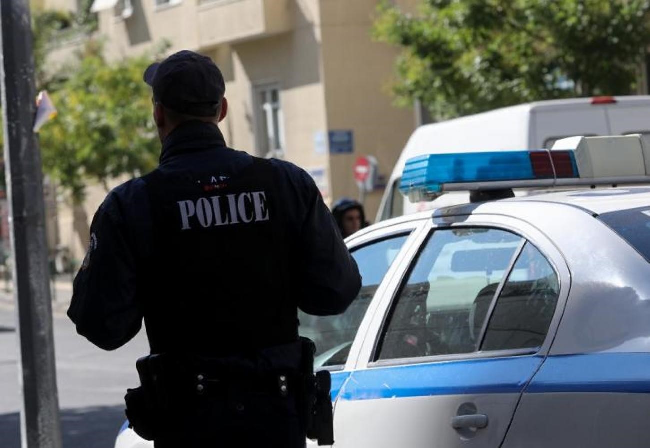 Χειροπέδες σε αστυνομικό που έβγαζε “μαϊμού” άδειες για όπλα