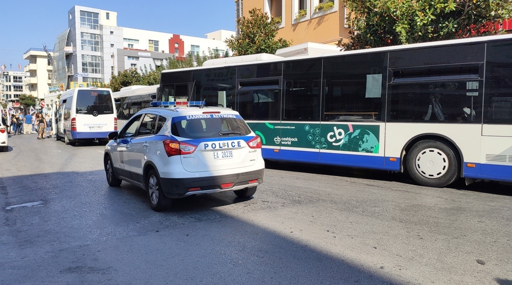 Πετούσαν φιξάκια ηρωίνης από αυτοκίνητο