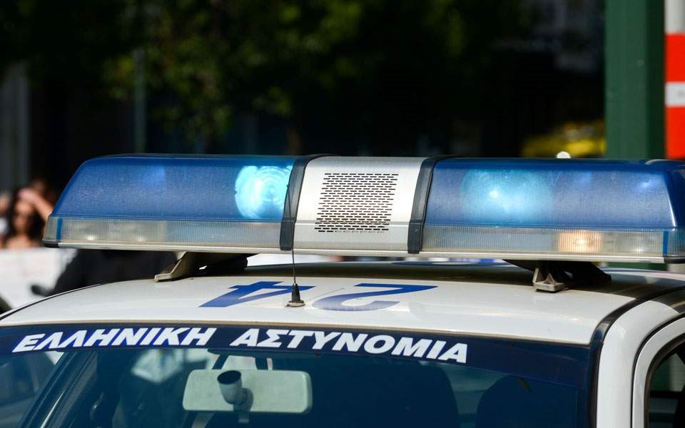 Συλλήψεις πέντε ατόμων για διωκτικά έγγραφα