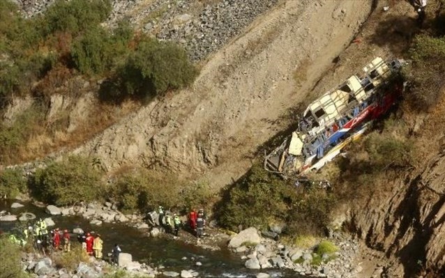 Τουλάχιστον 32 νεκροί από πτώση λεωφορείου σε χαράδρα