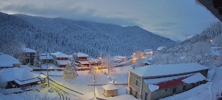 Στα λευκά η Ελάτη και το Περτούλι