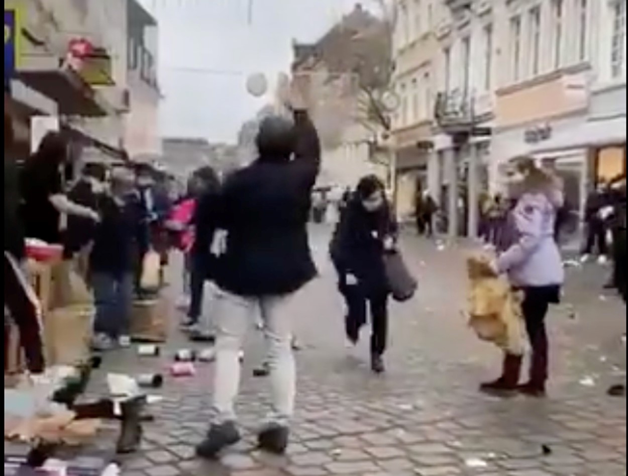 Αυτοκίνητο έπεσε στο πλήθος σε πόλη της Γερμανίας