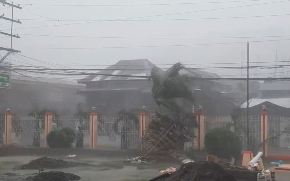 Τουλάχιστον 72 νεκροί από την τροπική καταιγίδα Νάλγκε