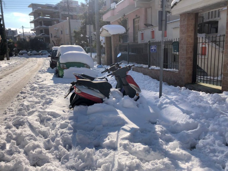 Ζητούν 10€ για να ξεθάψουν αυτοκίνητα από το χιόνι!